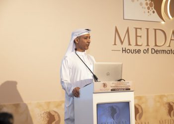 عالم الأمراض الجلدية