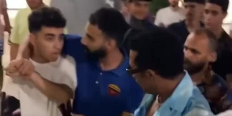 محمد رمضان يصفع شاب في الساحل والشاب يصفعه ردا عليه