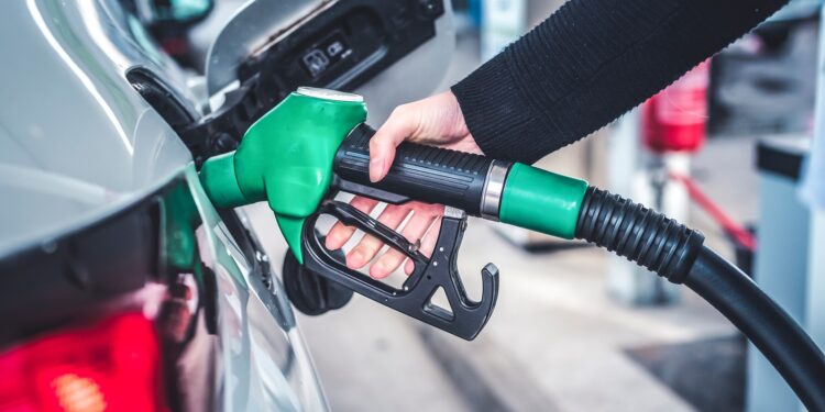 أسعار البنزين وارتفاع جديد يهز جيوب المواطنين يوقظ ازمة الوقود السابقة 1 أسعار البنزين وارتفاع جديد يهز جيوب المواطنين يوقظ ازمة الوقود السابقة