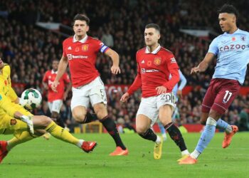 مباراة أستون فيلا ومانشستر يونايتد الدوري الانجليزي وتردد القنوات الناقلة