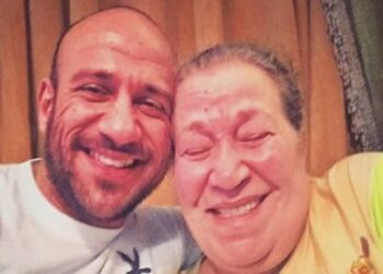 أحمد مكي ينعى والدته بكلمات مليئة بالألم: ''ادعوا لها بالرحمة"