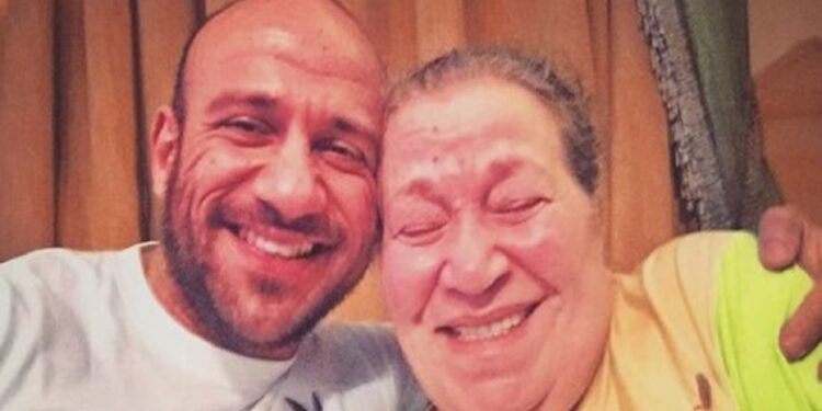 أحمد مكي ينعى والدته بكلمات مليئة بالألم: ''ادعوا لها بالرحمة"