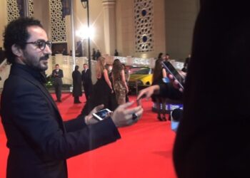 أحمد حلمي يتوج مهرجان القاهرة السينمائي بنجاح وحسين فهمي يستقبله بشكل استثنائي