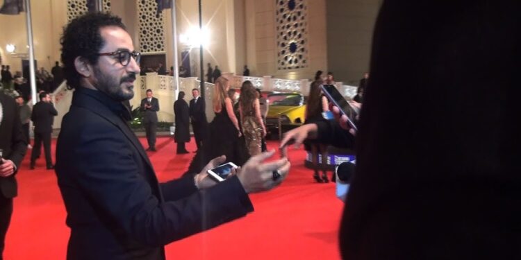 أحمد حلمي يتوج مهرجان القاهرة السينمائي بنجاح وحسين فهمي يستقبله بشكل استثنائي