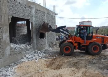 المنيا إزالة وإيقاف 25 حالة تعدٍ على أراضٍ زراعية ومخالفات بناء