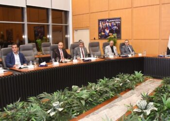 وزير الإسكان يجتمع بشركات المقاولات لمتابعة مشروع تطوير موقع التجلي الأعظم