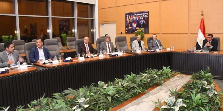 وزير الإسكان يجتمع بشركات المقاولات لمتابعة مشروع تطوير موقع التجلي الأعظم 1 وزير الإسكان يجتمع بشركات المقاولات لمتابعة مشروع تطوير موقع التجلي الأعظم