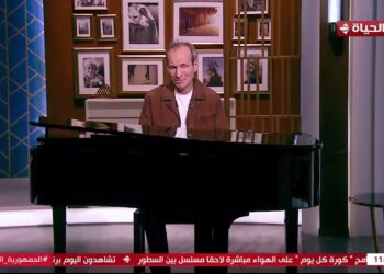 الموسيقار عمرو سليم يتحدث عن تحديات تعلم القيادة وتعليم بناته بعد فقده للبصر