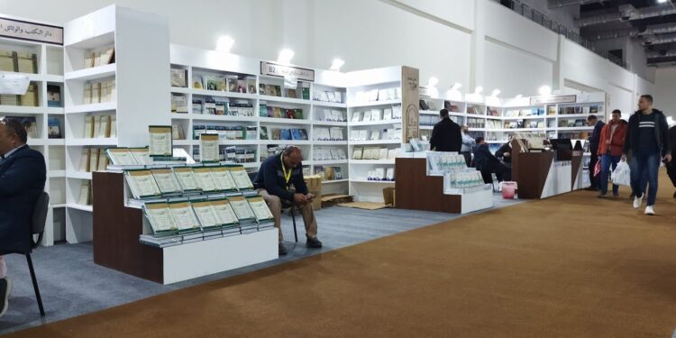 معرض القاهرة للكتاب يطلق قاعة لبيع الكتب بأسعار مخفضة لزواره (خاص)