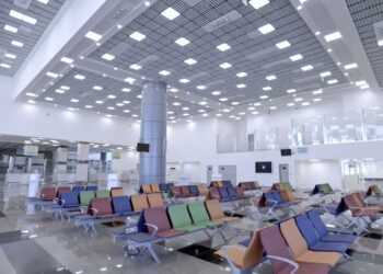 القابضة للمطارات والملاحة الجوية تتفقد مطار سفنكس الدولي للوقوف على آخر الاستعدادات