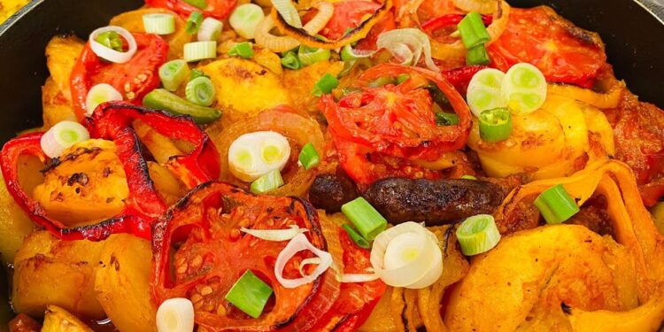 طريقة عمل البطاطس بالسجق وصفة شهية لا تُقاوم 1 طريقة عمل البطاطس بالسجق وصفة شهية لا تُقاوم