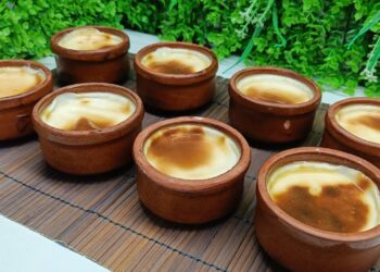 أرز بالحليب هو واحد من الأطباق التقليدية الشهيرة التي تتمتع بشعبية كبيرة في العديد من الثقافات حول العالم، يتميز هذا الحلوى بقوامه الكريمي وطعمه الغني مما يجعله خيار مفضلا للكثيرين سنستعرض كيفية تحضير أرز بحليب بطريقة احترافية بدون استخدام النشا مما يعمل على إضافة طعم ورائحة مميزة لهذا الطبق الشهي. أرز بحليب بدون نشا كوب من الأرز الجيد يفضل الأرز المصري. 4 أكواب من الحليب. 1/2 كوب سكر. الفانيليا. رشه من الملح. طريقة عمل أرز بحليب قم بغسل الأرز تحت الماء البارد حتى يصبح الماء صافي. هذه الخطوة تساعد في التخلص من النشاء الزائد وتساعد في الحصول على قوام أفضل للأرز. انقع الأرز في ماء بارد لمدة 30 دقيقة ثم صفيه هذا سيساعد على طهي الأرز بطريقة أفضل ويمنحه حبيبات منفصلة. في قدر كبير ضع الأرز مع 2 كوب من الماء. أضف رشه من الملح، ثم اترك الماء يغلي على نار متوسطة. بعد أن يغلي الماء خفف النار وقم بتغطية القدر. اترك الأرز ليغلي برفق حتى يمتص الماء بالكامل حوالي 15-20 دقيقة. حالما يصبح الأرز ليناً، قم بإزالته من النار واتركه ليبرد. في قدر آخر ضع الحليب وارفعه على نار متوسطة. أضف السكر والفانيليا وقلب المزيج حتى يذوب السكر بالكامل. عندما يبدأ الحليب في الغليان أضف الأرز المطبوخ إلى الحليب. قلب جيدا واترك المزيج يغلي برفق. قم بخفض الحرارة إلى أدنى مستوى واترك الخليط يُطهى لمدة 20-30 دقيقة مع التقليب المستمر. للمساعدة في الحصول على قوام كريمي للأرز بالحليب يمكنك استخدام ظهر الملعقة للضغط قليلا على الأرز أثناء التحريك. هذه الطريقة تساعد على إطلاق النشاء الطبيعي الموجود بالأرز مما سيجعل الخليط أكثر لزوجة ونعومة. بعد أن يتم طهي الأرز بالحليب ويصبح القوام كريمي يمكنك سكبه في أطباق التقديم. يمكنك تزيين الأطباق بالقرفة المطحونة والفواكه المجففة أو المكسرات حسب الرغبة. يمكن تخزين الأرز بالحليب في الثلاجة بعد أن يبرد تماما حيث يتماسك قليلا عند التبريد. يمكن تناوله باردًا أو في درجة حرارة الغرفة. إن تحضير أرز بالحليب بدون نشا هو طريقة رائعة لتقديم حلوى صحية ولذيذة مع التركيز على المكونات الطبيعية، باستخدام الأرز كعنصر رئيسي يمكن أن يكون لديك طبق غني بالنكهة والقوام الكريمي المميز، استمتع بتجربة هذا الطبق المميز ولا تتردد في إضافة لمستك الخاصة عليه من خلال التوابل والتزيين المفضلة لديك.