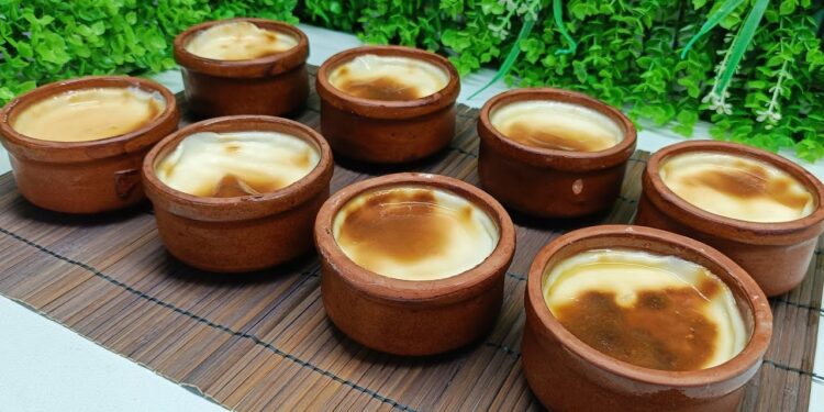 طريقة تحضير رز بلبن بدون نشا أشهى الحلويات الفاخرة بمكونات بسيطة! 1 أرز بالحليب هو واحد من الأطباق التقليدية الشهيرة التي تتمتع بشعبية كبيرة في العديد من الثقافات حول العالم، يتميز هذا الحلوى بقوامه الكريمي وطعمه الغني مما يجعله خيار مفضلا للكثيرين سنستعرض كيفية تحضير أرز بحليب بطريقة احترافية بدون استخدام النشا مما يعمل على إضافة طعم ورائحة مميزة لهذا الطبق الشهي. أرز بحليب بدون نشا كوب من الأرز الجيد يفضل الأرز المصري. 4 أكواب من الحليب. 1/2 كوب سكر. الفانيليا. رشه من الملح. طريقة عمل أرز بحليب قم بغسل الأرز تحت الماء البارد حتى يصبح الماء صافي. هذه الخطوة تساعد في التخلص من النشاء الزائد وتساعد في الحصول على قوام أفضل للأرز. انقع الأرز في ماء بارد لمدة 30 دقيقة ثم صفيه هذا سيساعد على طهي الأرز بطريقة أفضل ويمنحه حبيبات منفصلة. في قدر كبير ضع الأرز مع 2 كوب من الماء. أضف رشه من الملح، ثم اترك الماء يغلي على نار متوسطة. بعد أن يغلي الماء خفف النار وقم بتغطية القدر. اترك الأرز ليغلي برفق حتى يمتص الماء بالكامل حوالي 15-20 دقيقة. حالما يصبح الأرز ليناً، قم بإزالته من النار واتركه ليبرد. في قدر آخر ضع الحليب وارفعه على نار متوسطة. أضف السكر والفانيليا وقلب المزيج حتى يذوب السكر بالكامل. عندما يبدأ الحليب في الغليان أضف الأرز المطبوخ إلى الحليب. قلب جيدا واترك المزيج يغلي برفق. قم بخفض الحرارة إلى أدنى مستوى واترك الخليط يُطهى لمدة 20-30 دقيقة مع التقليب المستمر. للمساعدة في الحصول على قوام كريمي للأرز بالحليب يمكنك استخدام ظهر الملعقة للضغط قليلا على الأرز أثناء التحريك. هذه الطريقة تساعد على إطلاق النشاء الطبيعي الموجود بالأرز مما سيجعل الخليط أكثر لزوجة ونعومة. بعد أن يتم طهي الأرز بالحليب ويصبح القوام كريمي يمكنك سكبه في أطباق التقديم. يمكنك تزيين الأطباق بالقرفة المطحونة والفواكه المجففة أو المكسرات حسب الرغبة. يمكن تخزين الأرز بالحليب في الثلاجة بعد أن يبرد تماما حيث يتماسك قليلا عند التبريد. يمكن تناوله باردًا أو في درجة حرارة الغرفة. إن تحضير أرز بالحليب بدون نشا هو طريقة رائعة لتقديم حلوى صحية ولذيذة مع التركيز على المكونات الطبيعية، باستخدام الأرز كعنصر رئيسي يمكن أن يكون لديك طبق غني بالنكهة والقوام الكريمي المميز، استمتع بتجربة هذا الطبق المميز ولا تتردد في إضافة لمستك الخاصة عليه من خلال التوابل والتزيين المفضلة لديك.