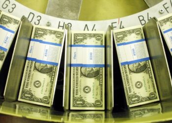 الدولار الأمريكي يشهد ارتفاعًا بسبب زيادة عوائد سندات الخزانة
