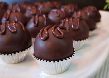 كرات بسكويت شوكولاتة بفتات البسكويت طريقة تحضير لذيذة وسريعة للمناسبات