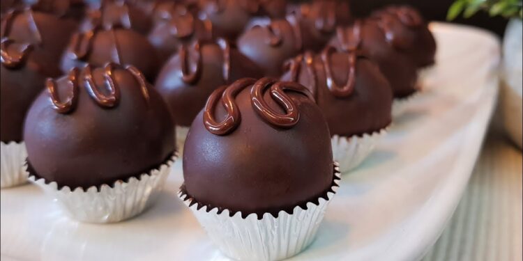 كرات بسكويت شوكولاتة بفتات البسكويت طريقة تحضير لذيذة وسريعة للمناسبات 1 كرات بسكويت شوكولاتة بفتات البسكويت طريقة تحضير لذيذة وسريعة للمناسبات