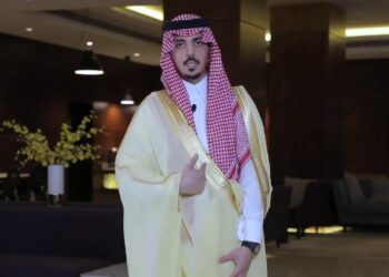 فئات محددة يجب عليهم ارتداء البشت في أماكن العمل بالسعودية