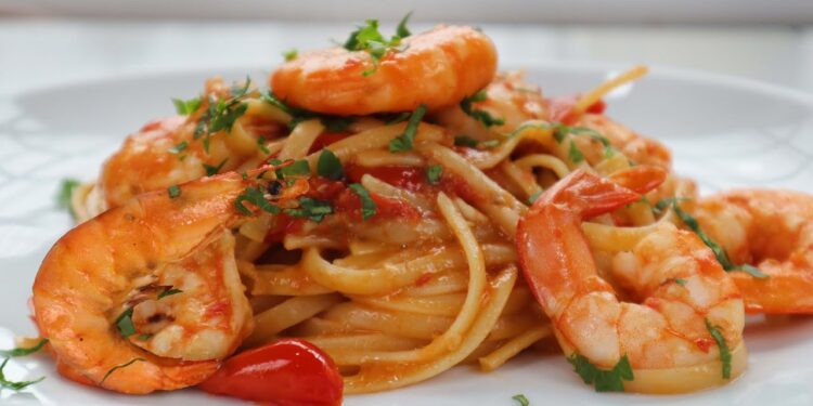 طريقة عمل المكرونة بالجمبري بسرعة في 10 دقائق – أسهل طريقة التحضير 1 طريقة عمل المكرونة بالجمبري بسرعة في 10 دقائق – أسهل طريقة التحضير