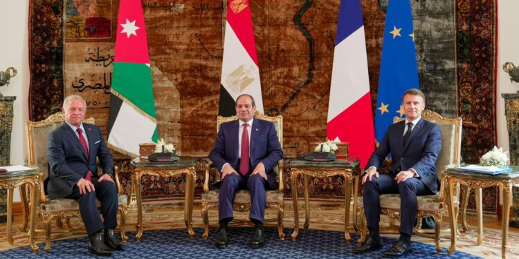 قادة مصر والأردن وفرنسا يلتزمون بدعم هدنة غزة ويشددون على حقوق الفلسطينيين 1 قادة مصر والأردن وفرنسا يلتزمون بدعم هدنة غزة ويشددون على حقوق الفلسطينيين