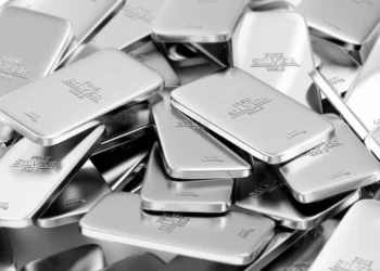 أسعار الفضة تتراجع بشكل حاد 13.3% وتخسر مكاسبها التي استمرت 3 أشهر