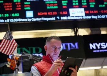 رسوم ترامب الجمركية تُسجل تأثيرًا كبيرًا على أسعار النفط بتراجع 4%