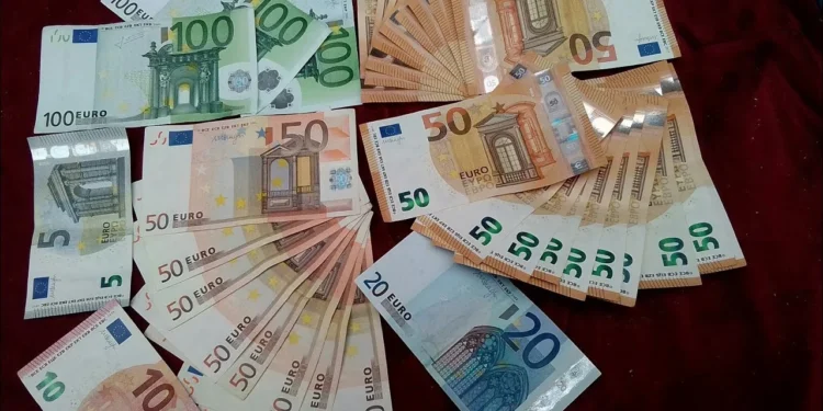 سعر اليورو في البنوك المصرية مقابل الجنيه اليوم الأحد 6 أبريل 2025 1 سعر اليورو في البنوك المصرية مقابل الجنيه اليوم الأحد 6 أبريل 2025