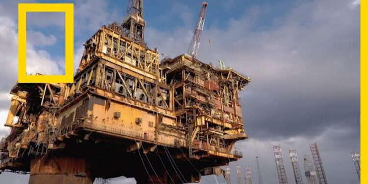 النفط يتراجع عالميًا بسبب قفزة مفاجئة في المخزونات الأمريكية