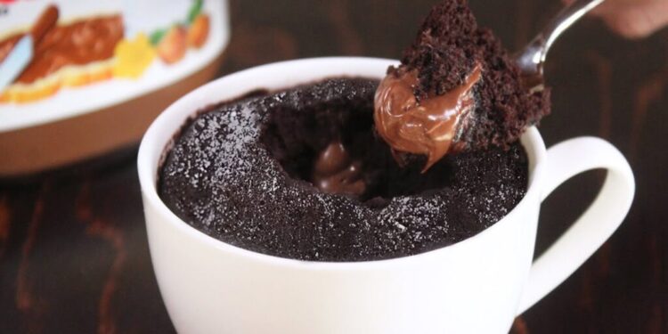 طريقة عمل كيكة المج بالكاكاو الهشة والطريّة في دقيقة واحدة 1 طريقة عمل كيكة المج