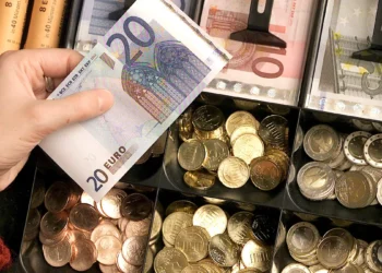 سعر اليورو يتراجع أمام الجنيه المصري.. تعرف على أسعار اليوم الأربعاء