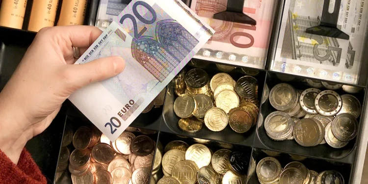 سعر اليورو يتراجع أمام الجنيه المصري.. تعرف على أسعار اليوم الأربعاء 1 سعر اليورو يتراجع أمام الجنيه المصري.. تعرف على أسعار اليوم الأربعاء