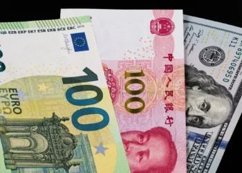 الدولار يفقد نفوذه لصالح اليورو في البنوك المركزية العالمية مع تصاعد التقلبات