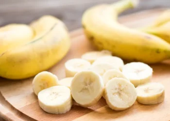 فواكه تمنع النوم الهادئ ليلاً.. ابتعد عنها في المساء