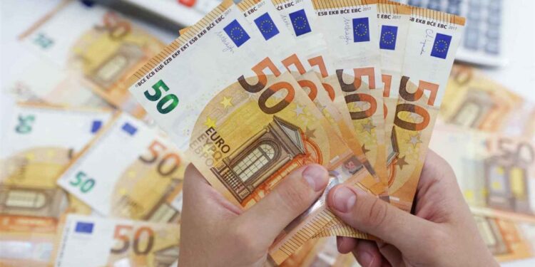 سعر اليورو يتباين بين البنوك نشرة الأحد لتحديثات الصرف 1 سعر اليورو يتباين بين البنوك نشرة الأحد لتحديثات الصرف