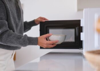 الميكروويف والأطعمة ما يجب تجنبه لتفادي المخاطر