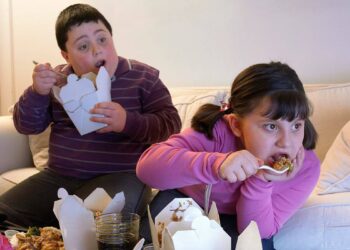 سمنة الأطفال المبكرة.. أطعمة شائعة يجب الحذر منها