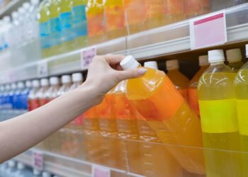 مشروبات تحمل كميات كبيرة من الجزيئات البلاستيكية الدقيقة