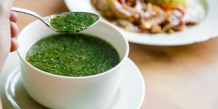 وصفة الملوخية الخضراء الكلاسيكية مع سر الطشة اللذيذة 1 وصفة الملوخية الخضراء الكلاسيكية مع سر الطشة اللذيذة