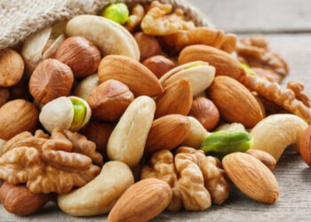 المكسرات المملحة وصحتك فوائد رائعة وتحذيرات مهمة