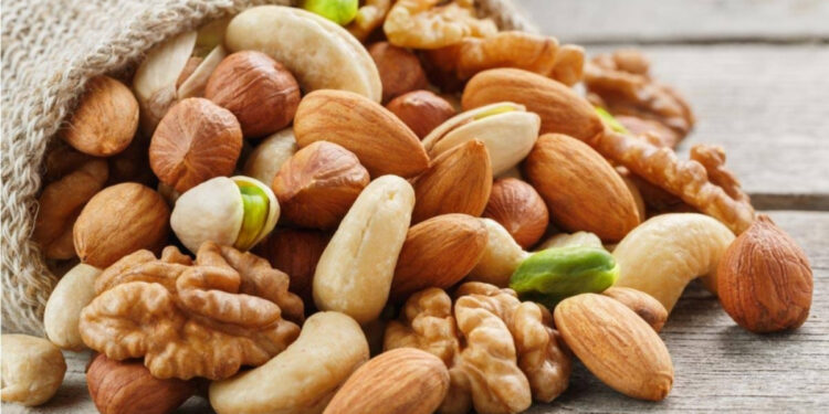 المكسرات المملحة وصحتك فوائد رائعة وتحذيرات مهمة