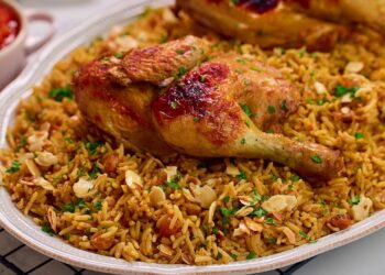 كبسة الدجاج السعودية الوصفة التقليدية التي تجمع العائلة حول المائدة