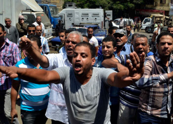 الحكومة تستبق قرار رفع أسعار الوقود بخطة لمنع موجة غلاء جديدة