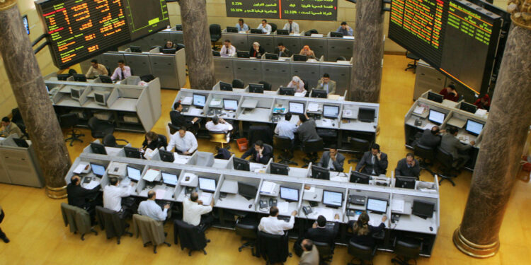 البورصة المصرية تشهد تداولات قياسية يقودها بنكا الأهلي ومصر