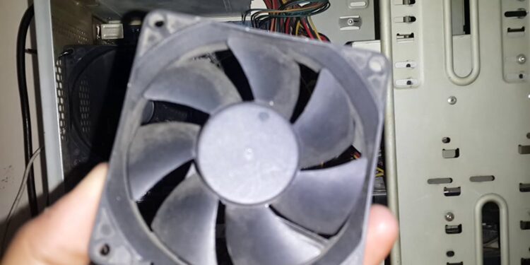 تنظيف مراوح الكمبيوتر خطوة بخطوة بدون مخاطر على الجهاز 1 تنظيف مراوح الكمبيوتر خطوة بخطوة بدون مخاطر على الجهاز