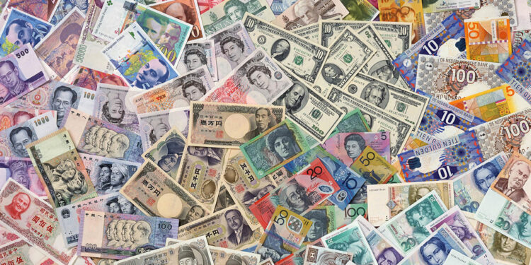 أسعار العملات اليوم السبت 8 نوفمبر 2025 في البنوك والسوق المحلي مقابل الجنيه