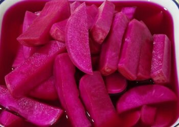 طريقة مخلل اللفت السوري المقرمش بلون وردي طبيعي في المنزل 2 طريقة مخلل اللفت السوري المقرمش بلون وردي طبيعي في المنزل