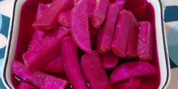 طريقة مخلل اللفت السوري المقرمش بلون وردي طبيعي في المنزل