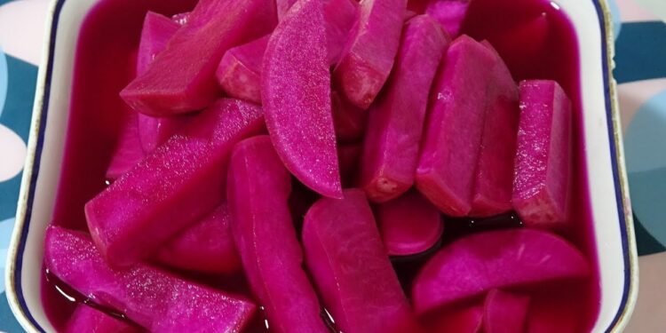 طريقة مخلل اللفت السوري المقرمش بلون وردي طبيعي في المنزل