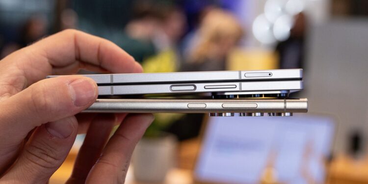 سامسونج TriFold ثلاثي الطي ينفد من الأسواق.. تعرف على التفاصيل 1 سامسونج TriFold ثلاثي الطي ينفد من الأسواق.. تعرف على التفاصيل