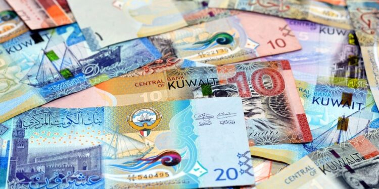 سعر الدينار الكويتي أمام الجنيه المصري في تعاملات اليوم الاثنين