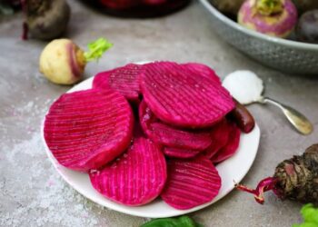 طريقة عمل مخلل اللفت السريع المقرمش باللون الوردي الجذاب